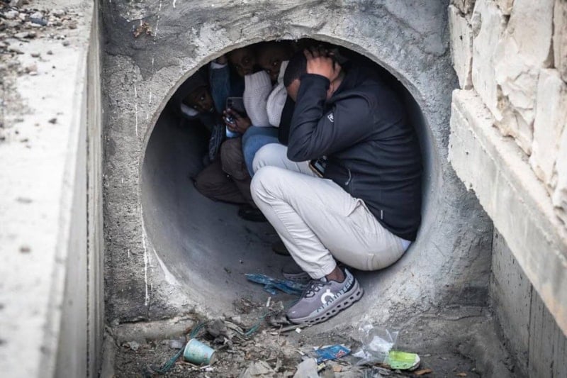 İsrail’de panik anları: İran füzelerinden korunmaya çalıştılar