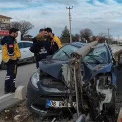 Nöbetten Çıkan Sağlık Çalışanı Direğe Çarpan Otomobilde Yaralandı