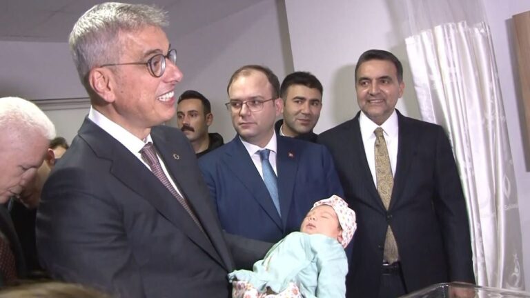 saglik-bakani-memisoglu-istanbulda-yeni-yilin-ilk-bebeklerini-ziyaret-etti-cVVvDXrF.jpg